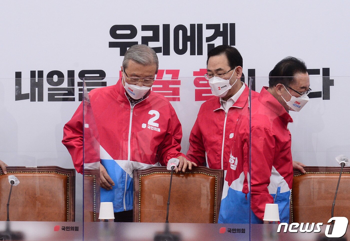 본문 이미지 - 김종인 국민의힘 비상대책위원장과 주호영 원내대표가 29일 오전 서울 여의도 국회에서 열린 중앙선거대책위원회의에 참석하고 있다. 2021.3.29/뉴스1 ⓒ News1 박세연 기자