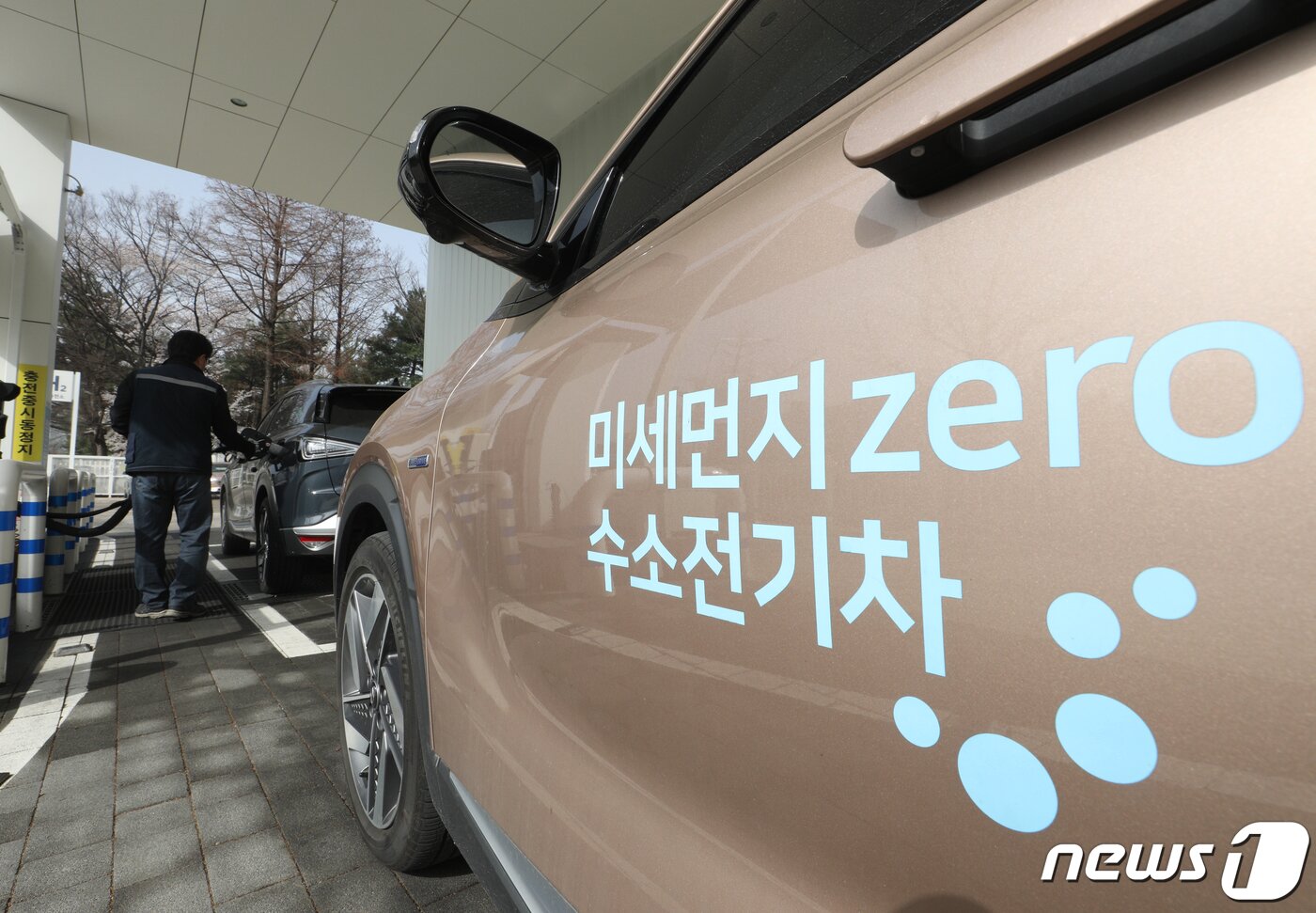 본문 이미지 - 지난 3월29일 서울 여의도 국회수소충전소에서 운전자들이 충전을 하고 있다. 2021.3.29/뉴스1 ⓒ News1 신웅수 기자