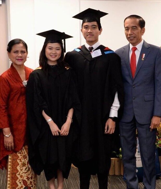 본문 이미지 - 펠리시아 티슈 어머니인 멜리아 라우, 펠리시아 티슈, 케상 팡아릅, 조코위 인도네시아 대통령(왼쪽부터). (출처=멜리아 라우 인스타그램) ⓒ 뉴스1