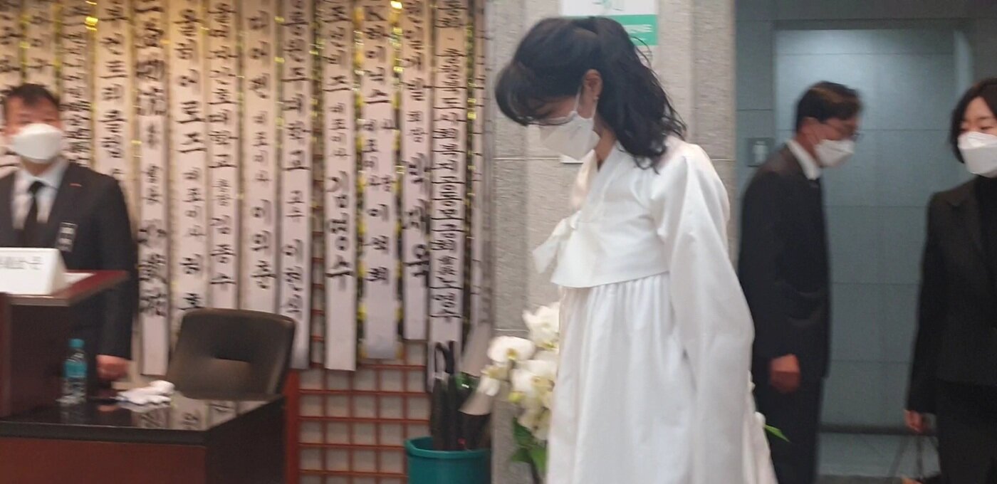 본문 이미지 - 서경배 아모레퍼시픽 그룹 회장의 장녀인 서민정씨가 29일 고 신춘호 농심 회장의 빈소를 지키고 있다.ⓒ 뉴스1 / 이비슬 기자