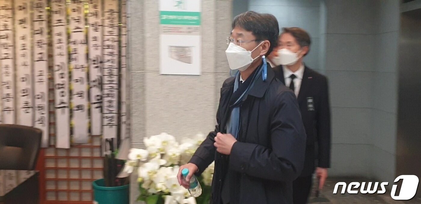본문 이미지 - 신동원 농심 부회장이 29일 오전 농심홀딩스 주주총회에 참석한 후 신춘호 회장의 빈소가 마련된 서울대학교병원 장례식장으로 다시 들어서고 있다.ⓒ 뉴스1 / 이비슬 기자