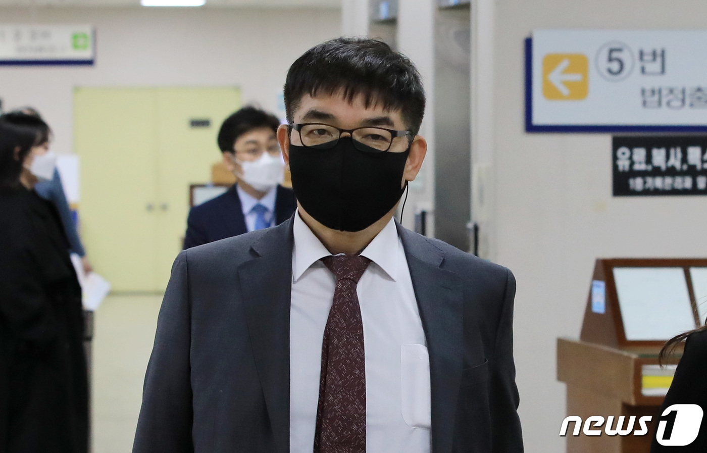 (서울=뉴스1) 구윤성 기자 = 정경심 동양대 교수의 변호를 맡은 김칠준 변호사가 29일 오후 서울 서초구 서울고등법원에서 열리는 정 교수의 자녀 입시비리·사모펀드 의혹 관련 항소 …