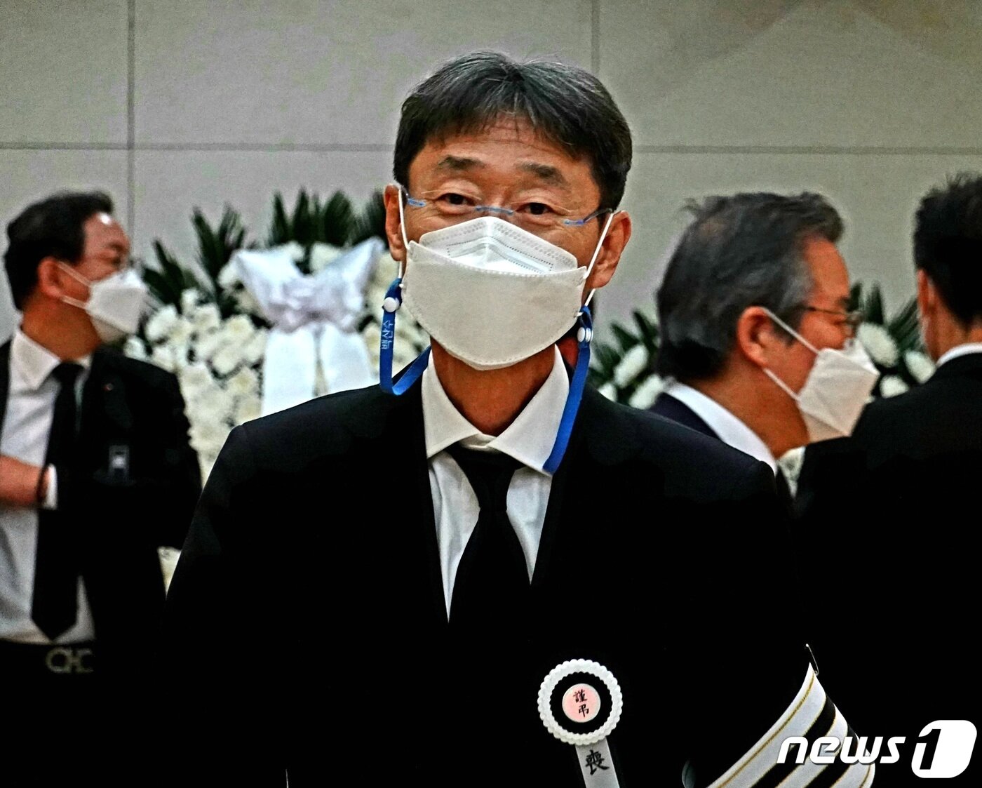 본문 이미지 - 신동원 농심 부회장이 지난 3월29일 오후 서울 종로구 연건동 서울대병원 장례식장에 마련된 신춘호 농심 회장의 빈소에서 조문객을 맞고 있다. 2021.3.28/뉴스1 ⓒ News1 황덕현 기자