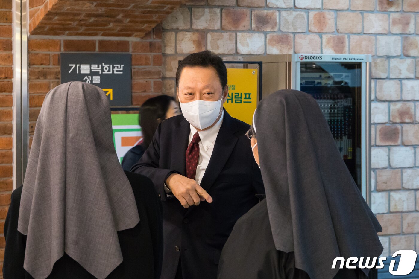 본문 이미지 - 박용만 두산인프라코어 회장이 29일 서울 중구 명동 디아트플랜드 요갤러리에서 개막한 '수녀복, 기도와 치유가 되다'전시에 수녀복을 기증한 수녀님들과 대화를 나누고 있다. 4월13일까지 이어지는 이번 전시는 20년 이상 낡은 수녀복 20벌을 기도방석과 베개로 재활용했으며 박 회장이 직접 기획했다. 2021.3.29/뉴스1 ⓒ News1 박정환 문화전문기자