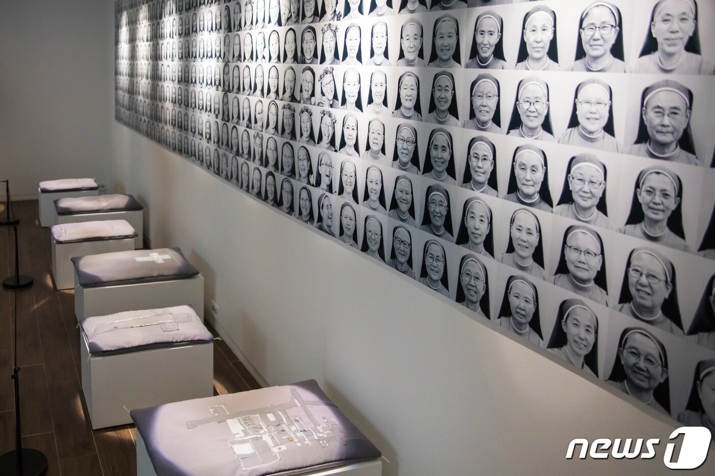 본문 이미지 - '마리아수녀회'와 '영원한 도움의 성모 수도회' 소속 수녀들이 기증한 수녀복이 29일 서울 중구 명동 디아트플랜드 요갤러리에서 개막한 '수녀복, 기도와 치유가 되다'전시장에 전시되고 있다. 4월13일까지 이어지는 이번 전시는 20년 이상 낡은 수녀복 20벌을 기도방석과 베개로 재활용했으며 박용만 두산인프라코어 회장이 직접 기획했다. 2021.3.29/뉴스1 ⓒ News1 박정환 문화전문기자