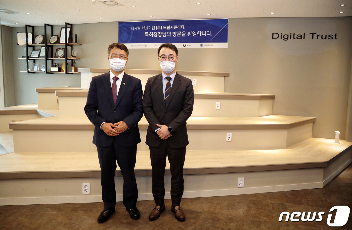 (서울=뉴스1) = 김용래 특허청장(왼쪽)이 29일 오후 서울 성동구 보안·인증 분야 벤처기업 ㈜드림시큐리티를 방문해 범진규 ㈜드림시큐리티 대표이사와 기념 촬영을 하고 있다. (특 …