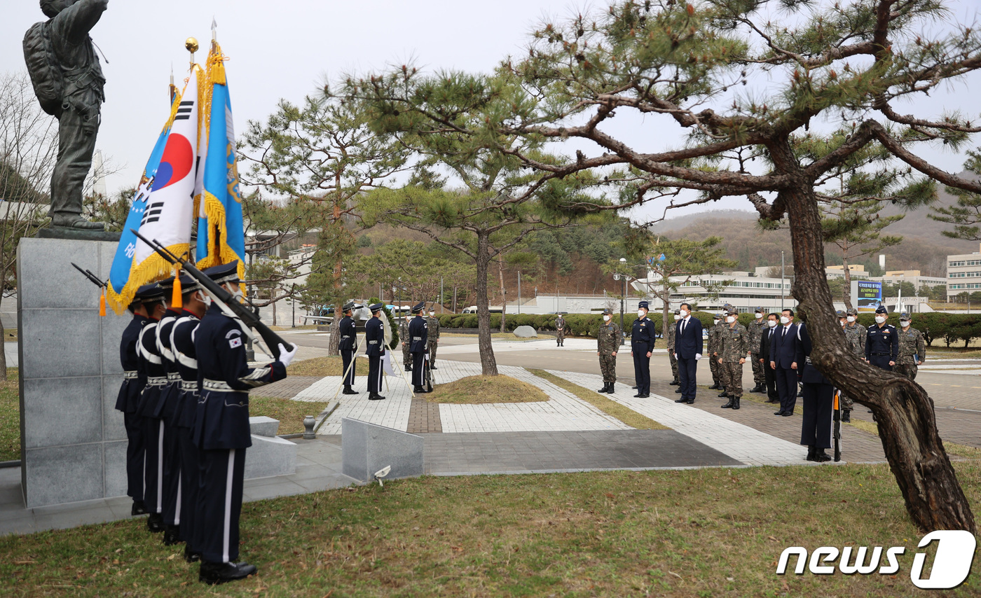 (서울=뉴스1) = 황기철 국가보훈처장이 29일 오후 충북 청주시 공군사관학교내 임택순 대위 동상앞에서 열린 이달의 6.25전쟁영웅 선정패 전달식에 참석하여 헌화를 하고 있다. ( …