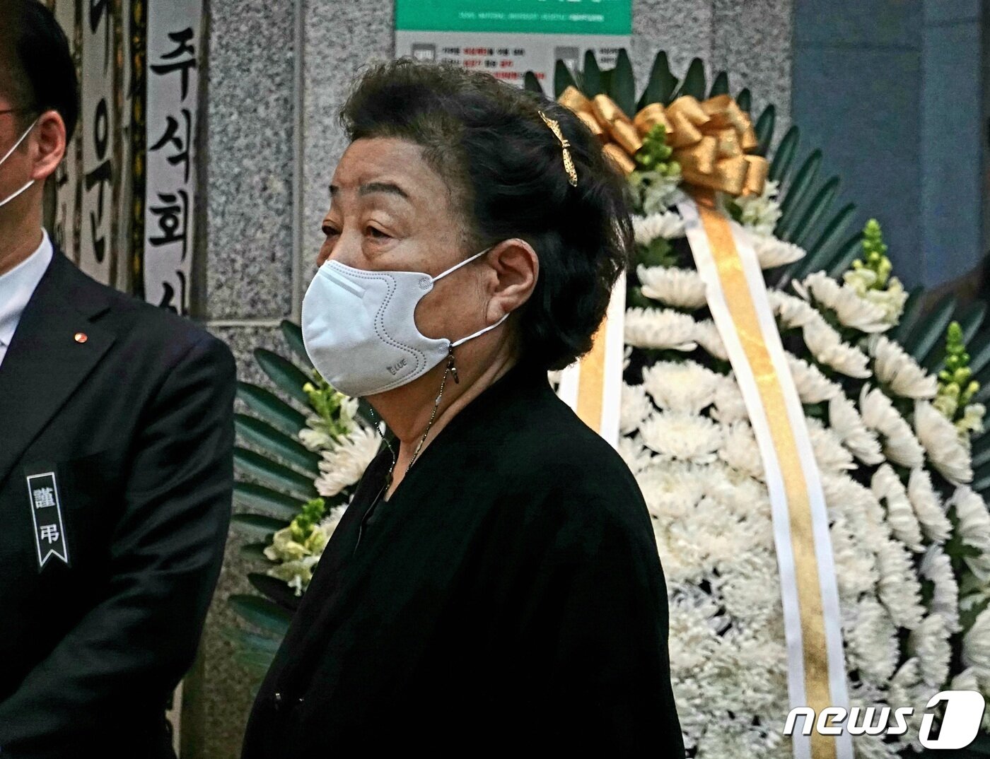본문 이미지 - 원로배우 강부자씨가 29일 오후 신춘호 농심 회장 빈소에서 조문을 위해 줄을 서 있다. ⓒ 뉴스1 황덕현 기자 ⓒ News1 황덕현 기자