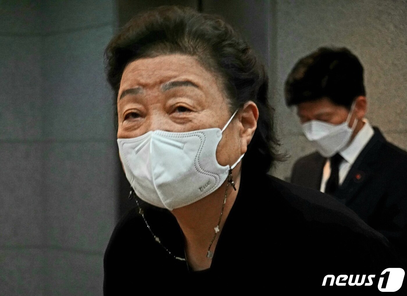 본문 이미지 - 원로배우 강부자씨가 29일 오후 신춘호 농심 회장 빈소에서 조문을 위해 줄을 서 있다. ⓒ 뉴스1 황덕현 기자