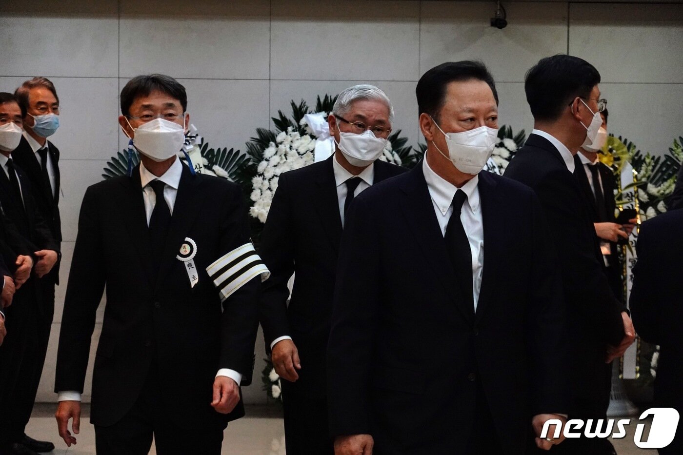 본문 이미지 - 박용만 두산인프라코어 회장이 29일 고(故) 신춘호 농심 회장의 빈소를 찾아 고인의 넋을 기렸다.  ⓒ News1 황덕현 기자