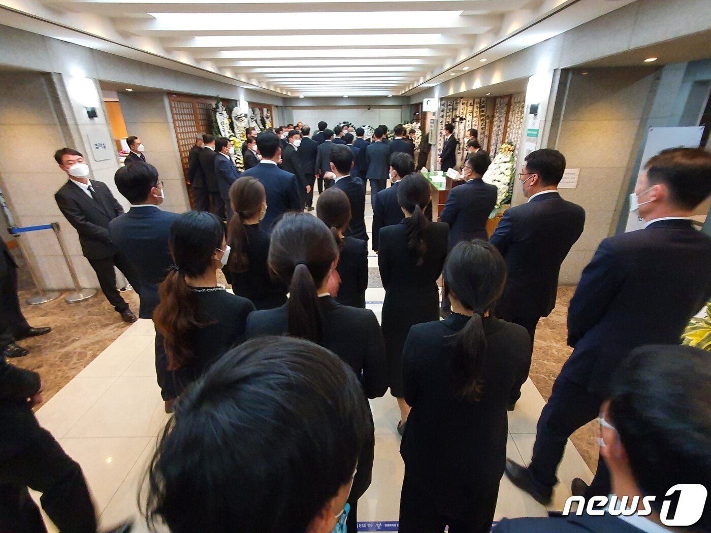 본문 이미지 - 29일 조문을 마치기 전 농심 임직원들이 단체로 고(故) 신춘호 농심 회장을 추모했다. ⓒ 뉴스1 황덕현 기자