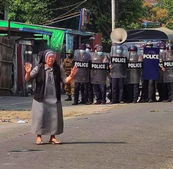[피플in포커스]”Shoot me”… 미얀마 군 경찰 앞에 총을 들고 무릎을 꿇고있는 수녀