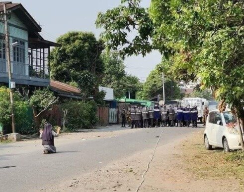 본문 이미지 - 안 로사 누 타웅 수녀가 무장한 경찰들 앞에 무릎을 꿇고 시위대에 사격을 하지 말아달라고 호소하고 있다. (찰스 마웅 보 추기경 트위터 갈무리/뉴스1)