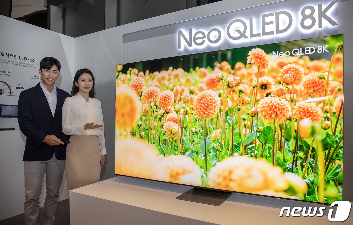 본문 이미지 - 서울 서초동 삼성 딜라이트에서 모델들이 삼성전자의 신제품 Neo QLED TV를 소개하고 있다. &#40;삼성전자 제공&#41;/뉴스1