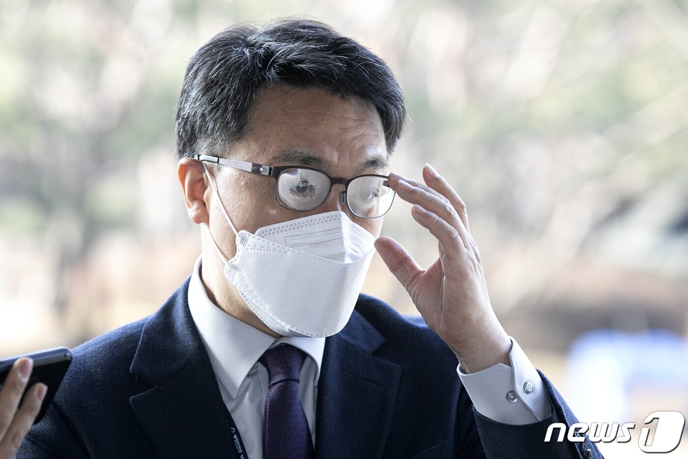 본문 이미지 - 김진욱 고위공직자범죄수사처장이 3일 오전 경기 정부과천청사 공수처로 출근하며 취재진의 질문을 듣고 있다. 2021.3.3/뉴스1 ⓒ News1 이승배 기자