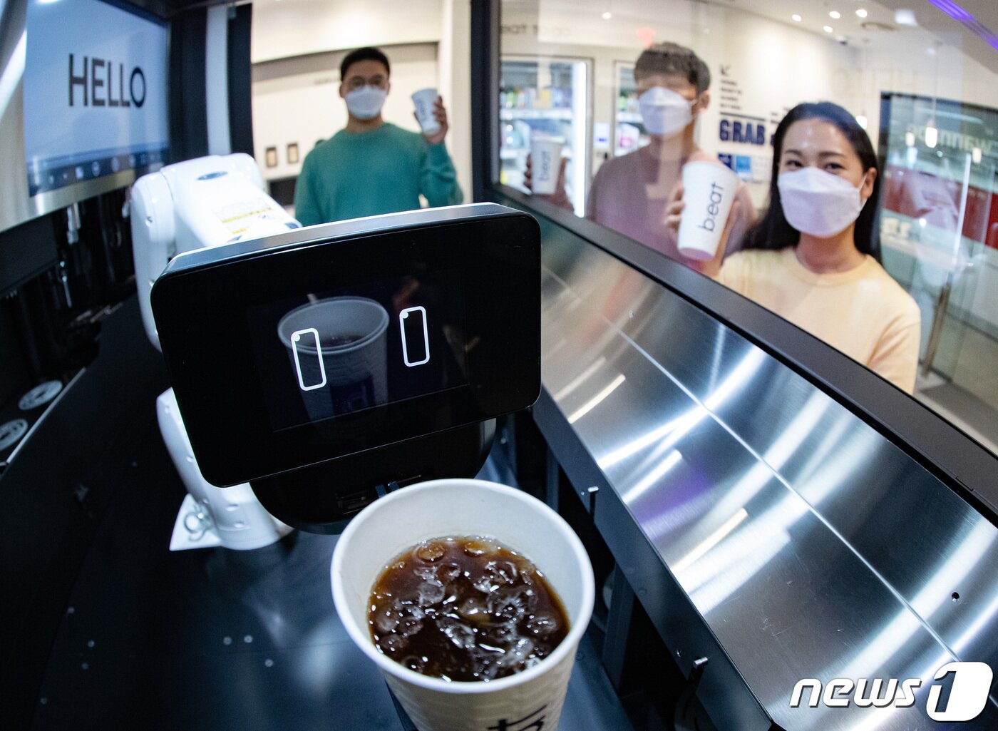 본문 이미지 - 3일 오전 경기도 분당구 다날 본사에서 열린 ‘비트3X 론칭 기념 미디어데이’에서 모델들이 3세대 커피 로봇이 적용된 무인 매장 플랫폼 비트박스(b;eat box)를 선보이고 있다. 2021.3.3/뉴스1 ⓒ News1 이재명 기자