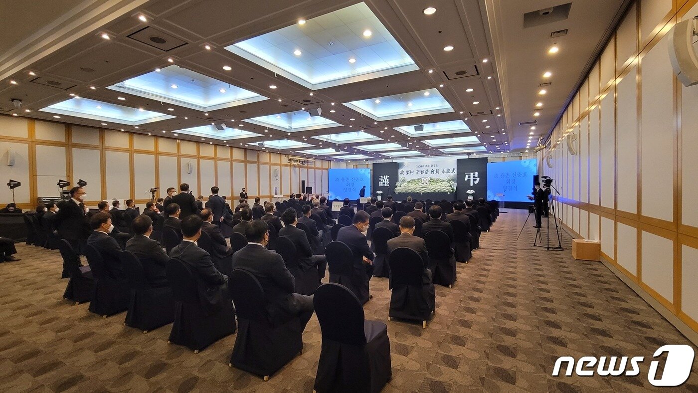본문 이미지 - 30일 서울 동작구 농심 본사에서 열린 故신춘호 농심 회장 영결식. ⓒ 뉴스1