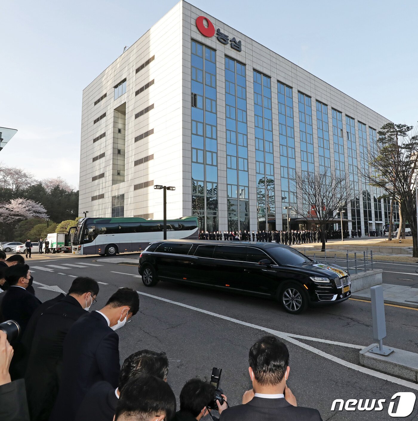 본문 이미지 - 농심 창업주 고 신춘호 회장의 영결식이 엄수된 30일 오전 고인의 영정을 앞세운 운구행렬이 서울 동작구 농심 본사를 떠나 장지로 향하고 있다. 고인은 롯데그룹 창업주인 고 신격호 롯데그룹 명예회장의 둘째 동생으로, 지난 1965년 농심을 창업해 신라면과 짜파게티 등 국민적 사랑을 받는 제품을 개발했다. 2021.3.30/뉴스1 ⓒ News1 오대일 기자