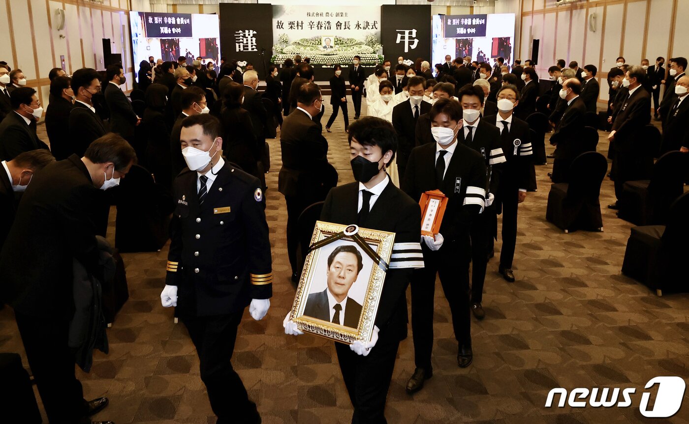 본문 이미지 - 30일 오전 서울 동작구 농심 본사에서 엄수된 농심 창업주 신춘호 회장의 영결식이 끝난 후 고인의 영정사진과 위패가 영결식장을 나서고 있다. 고인은 롯데그룹 창업주인 고 신격호 롯데그룹 명예회장의 둘째 동생으로, 지난 1965년 농심을 창업해 신라면과 짜파게티 등 국민적 사랑을 받는 제품을 개발했다. 2021.3.30/뉴스1 ⓒ News1 오대일 기자