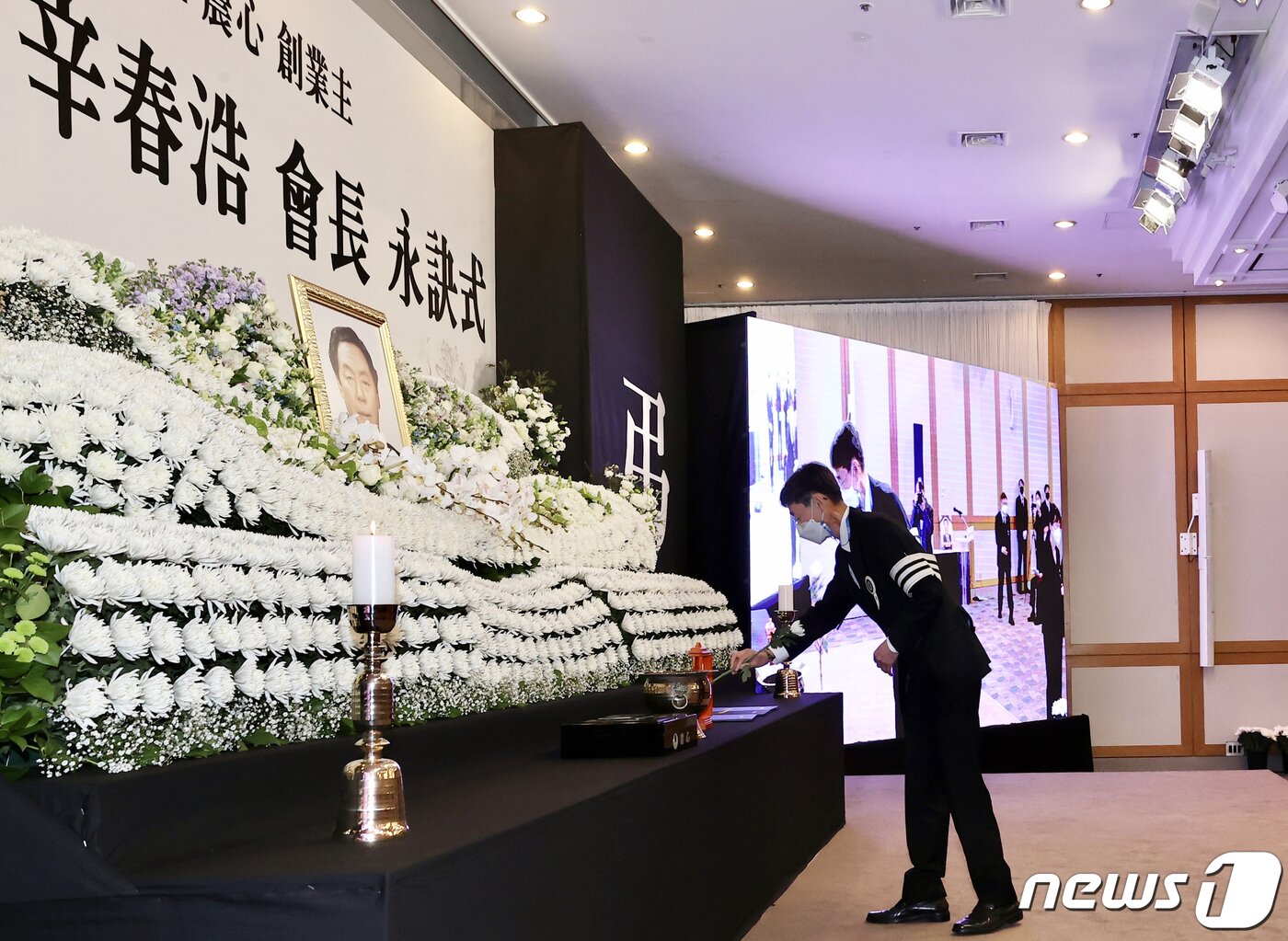 본문 이미지 - 30일 오전 서울 동작구 농심 본사에서 열린 농심 창업주 신춘호 회장의 영결식에서 신동원 농심 부회장이 헌화하고 있다. 고인은 롯데그룹 창업주인 고 신격호 롯데그룹 명예회장의 둘째 동생으로, 지난 1965년 농심을 창업해 신라면과 짜파게티 등 국민적 사랑을 받는 제품을 개발했다. 2021.3.30/뉴스1 ⓒ News1 오대일 기자