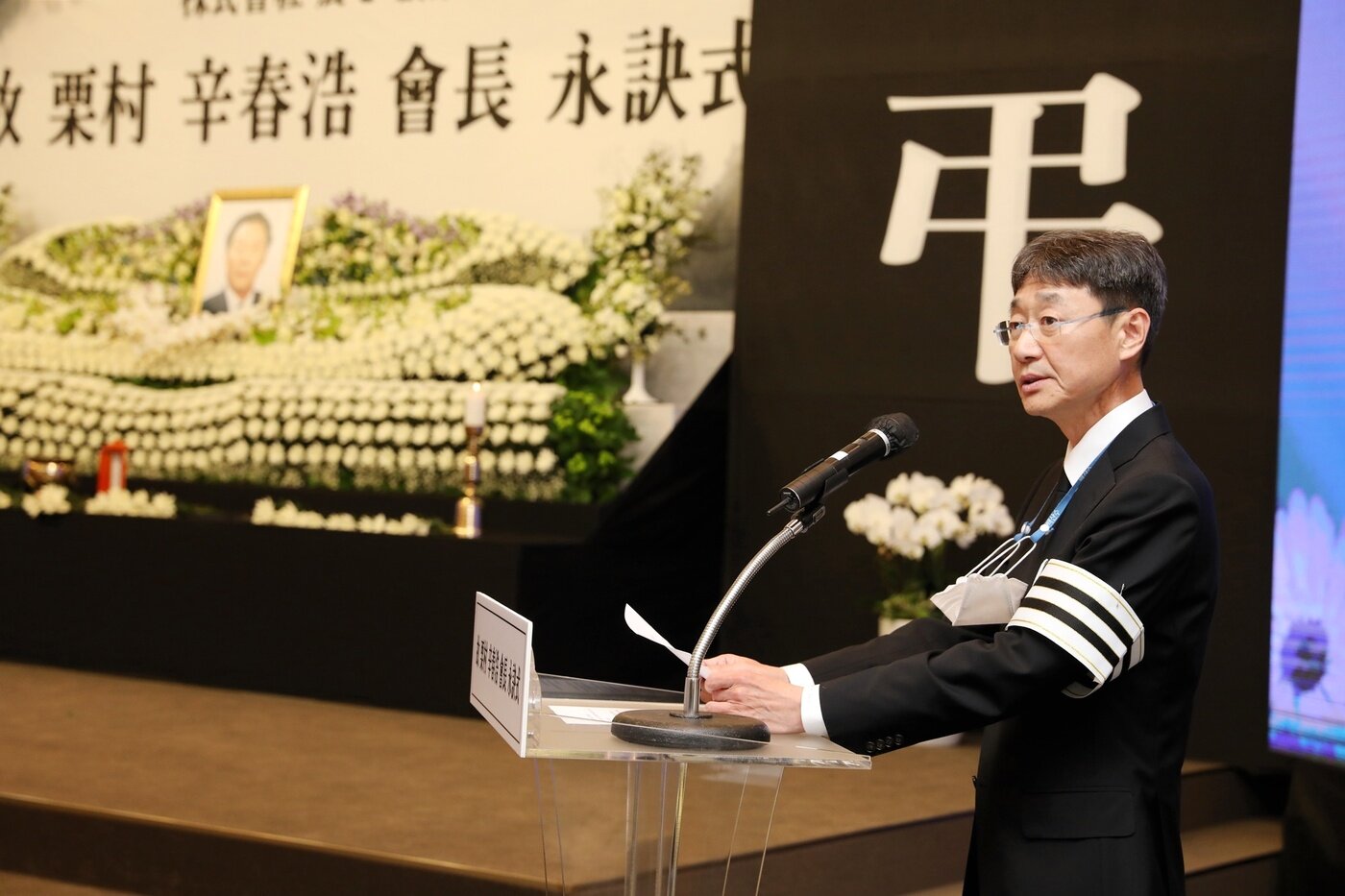 본문 이미지 - 신동원 농심 부회장이 신춘호 농심 회장 영결식에서 추도사를 하고 있다.(농심그룹 제공) ⓒ 뉴스1