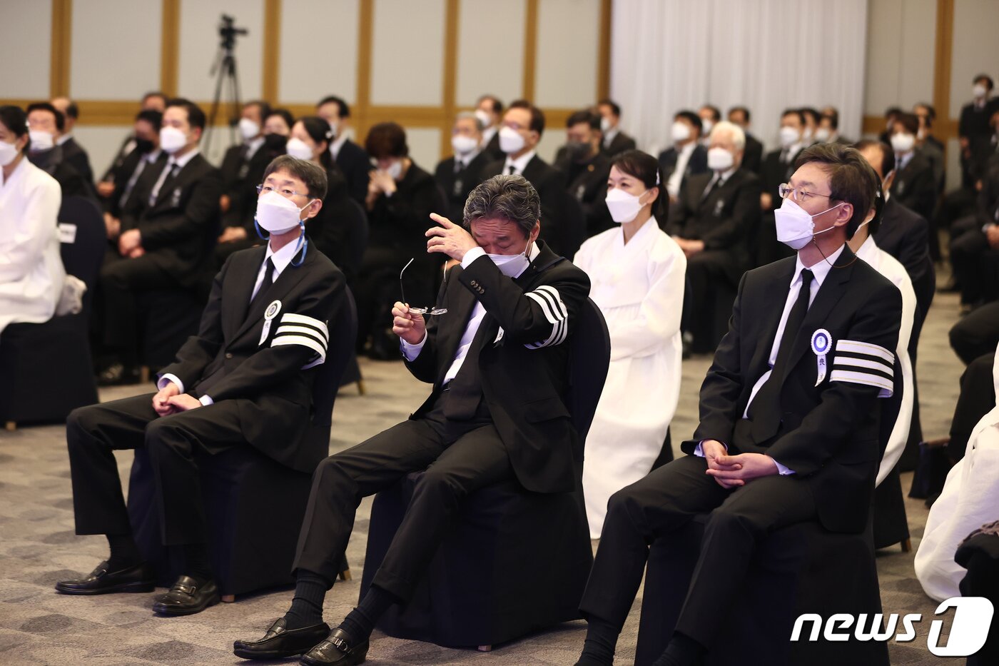 본문 이미지 - 30일 오전 서울 동작구 농심 본사에서 엄수된 농심 창업주 신춘호 회장의 영결식에서 신동윤 부회장이 눈물을 닦고 있다. 왼쪽부터 신동원 부회장, 신동윤 부회장, 신동익 메가마트 부회장. 2021.3.30/뉴스1 ⓒ News1 오대일 기자