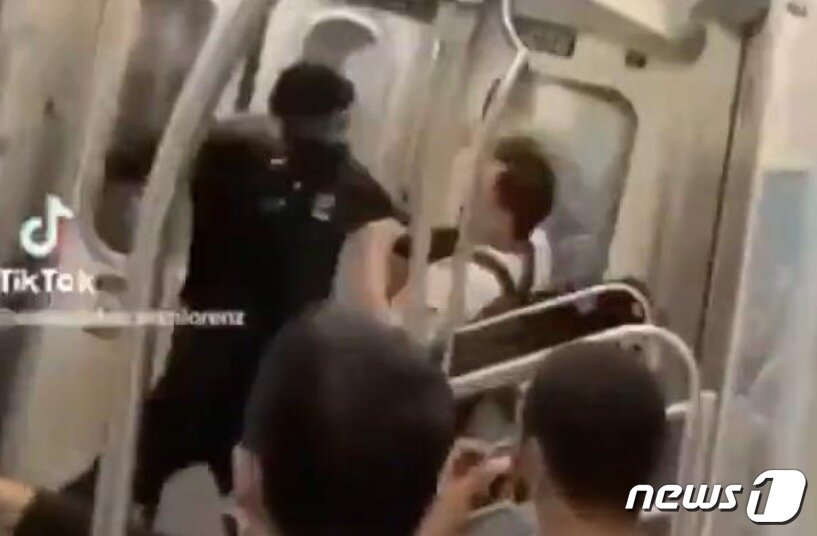 본문 이미지 - 미국 뉴욕 지하철서 흑인이 아시아계를 마구 폭행하는 장면 - 트위터 갈무리