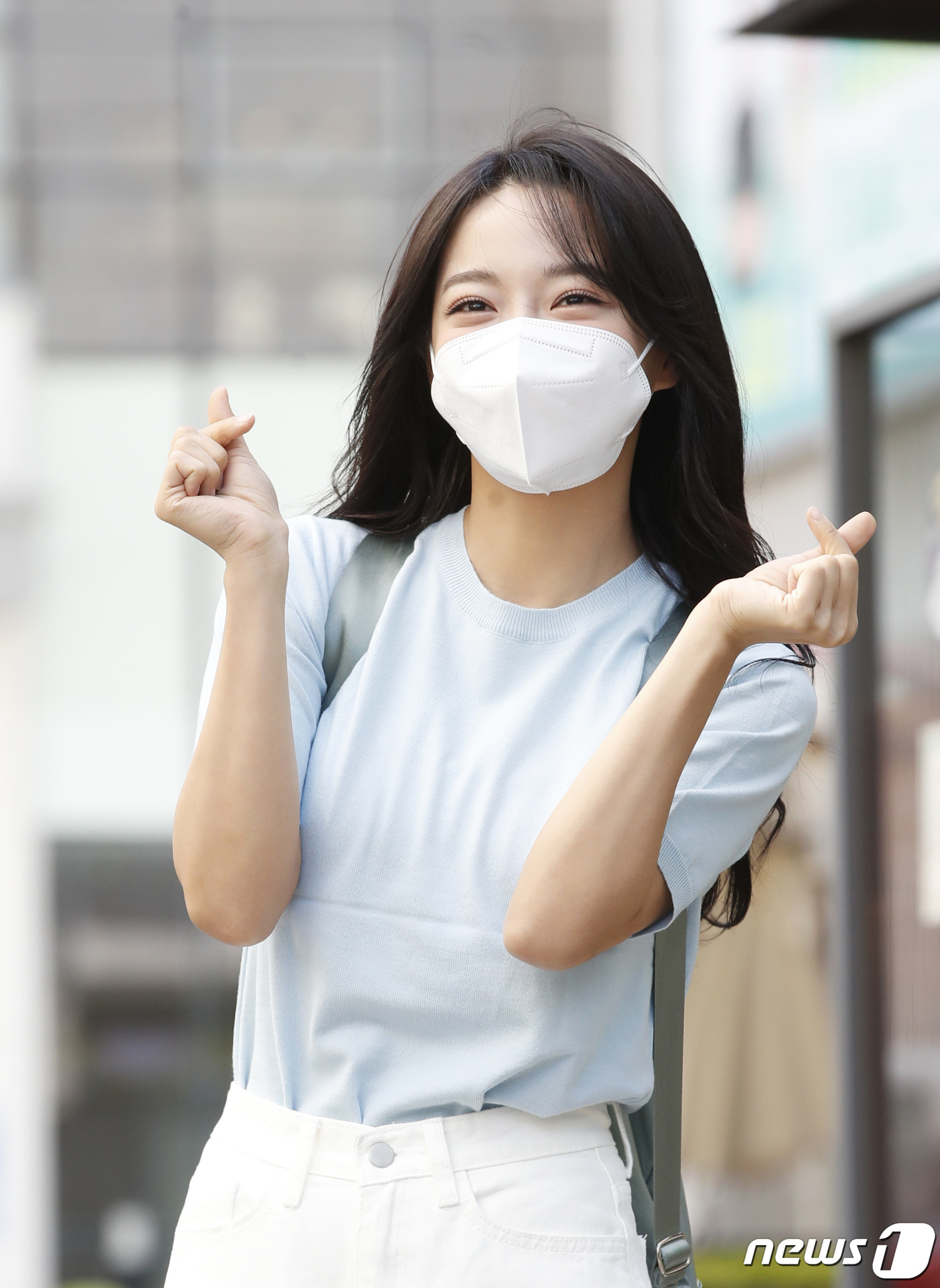 (서울=뉴스1) 권현진 기자 = 가수 김세정이 30일 오후 서울 영등포구 여의도 KBS에서 진행되는 KBS 2TV '유희열의 스케치북' 참석 차 방송국에 들어서고 있다. 2021. …