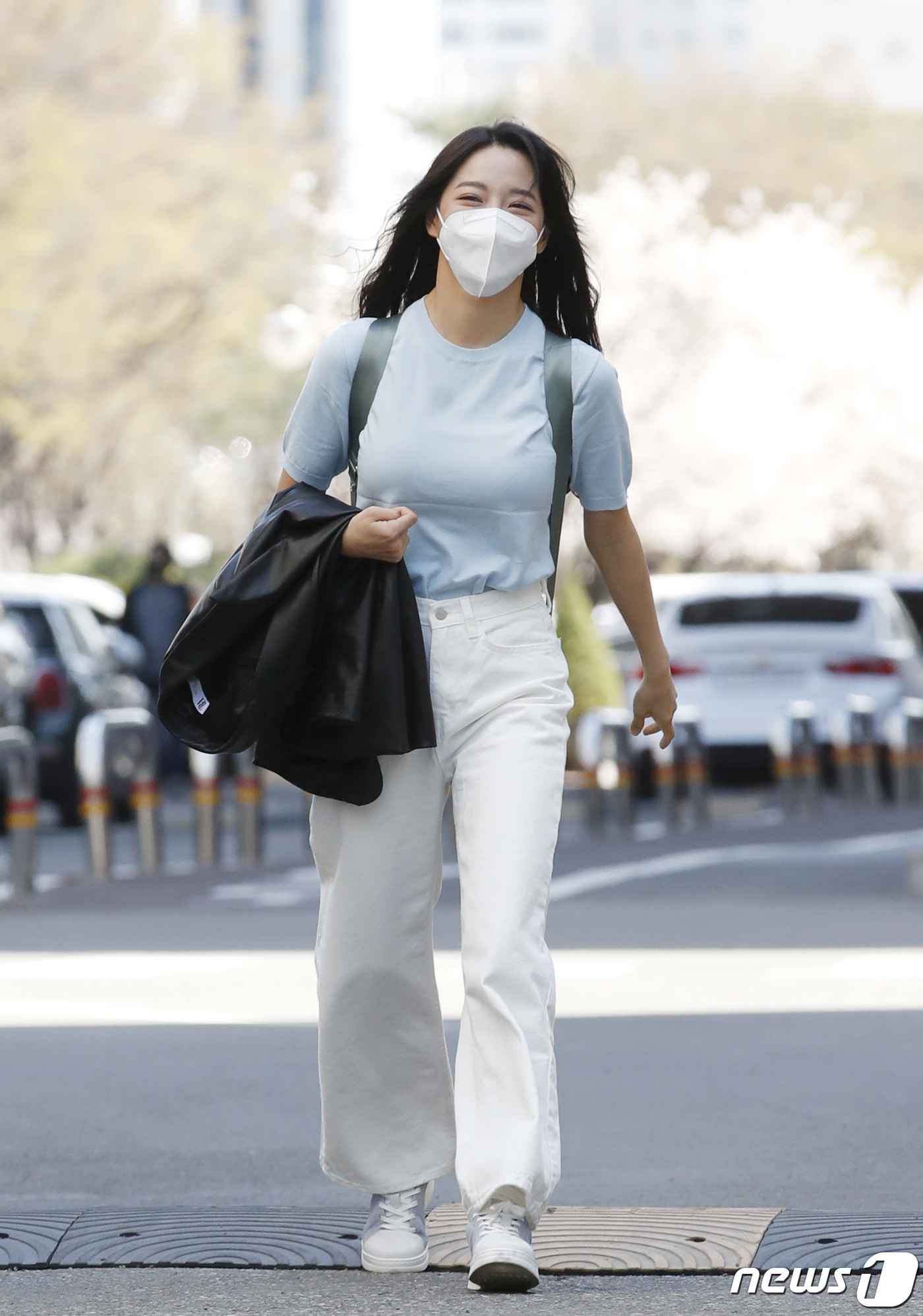 (서울=뉴스1) 권현진 기자 = 가수 김세정이 30일 오후 서울 영등포구 여의도 KBS에서 진행되는 KBS 2TV '유희열의 스케치북' 참석 차 방송국에 들어서고 있다. 2021. …