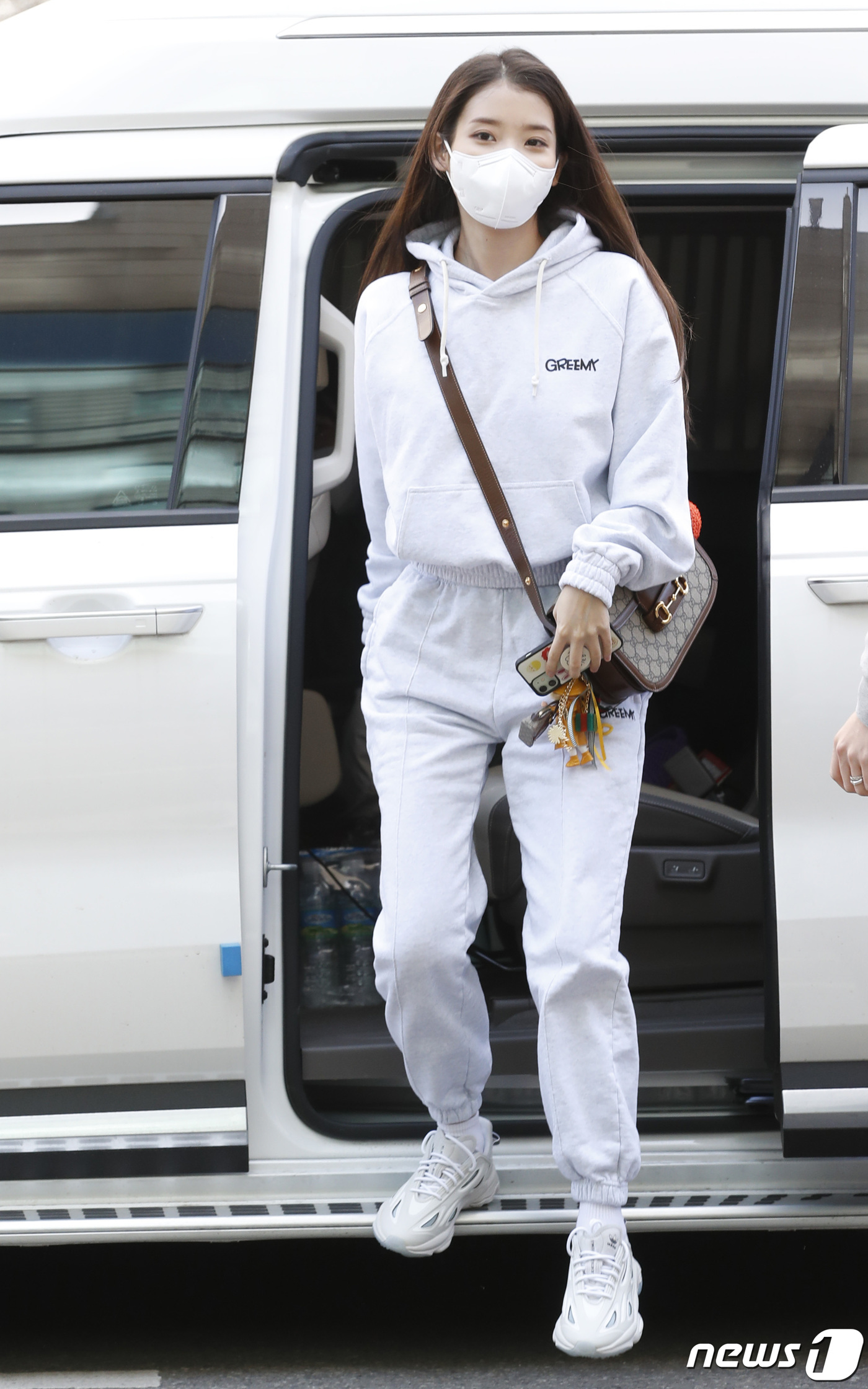 (서울=뉴스1) 권현진 기자 = 가수 아이유가 30일 오후 서울 영등포구 여의도 KBS에서 진행되는 KBS 2TV '유희열의 스케치북' 참석 차 방송국에 들어서고 있다. 2021. …