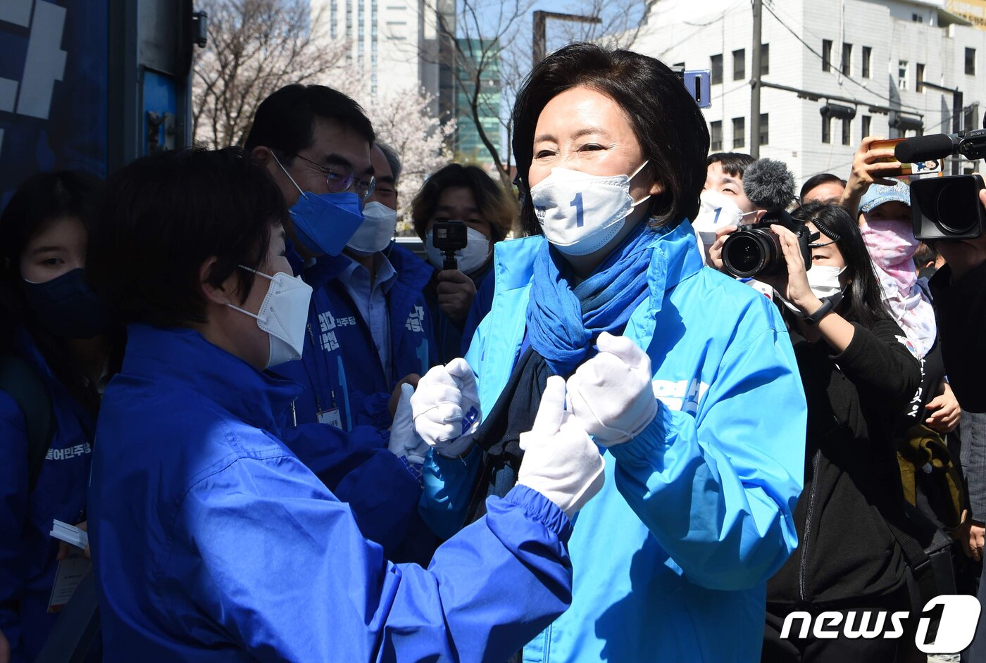 본문 이미지 - 박영선 더불어민주당 서울시장 후보가 30일 서울 성동구 왕십리역 광장에서 열린 집중유세에서 시민들과 인사하고 있다. 2021.3.30/뉴스1 ⓒ News1 국회사진취재단