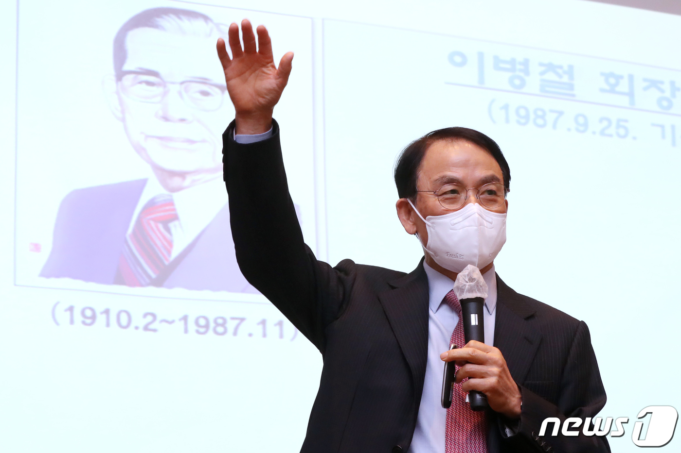 (서울=뉴스1) 민경석 기자 = 삼성전자 사장과 정보통신부 장관을 지낸 진대제 스카이레이크 인베스트먼트 대표가 30일 서울 영등포구 여의도 전경련회관 컨퍼런스센터에서 열린 '반도체 …