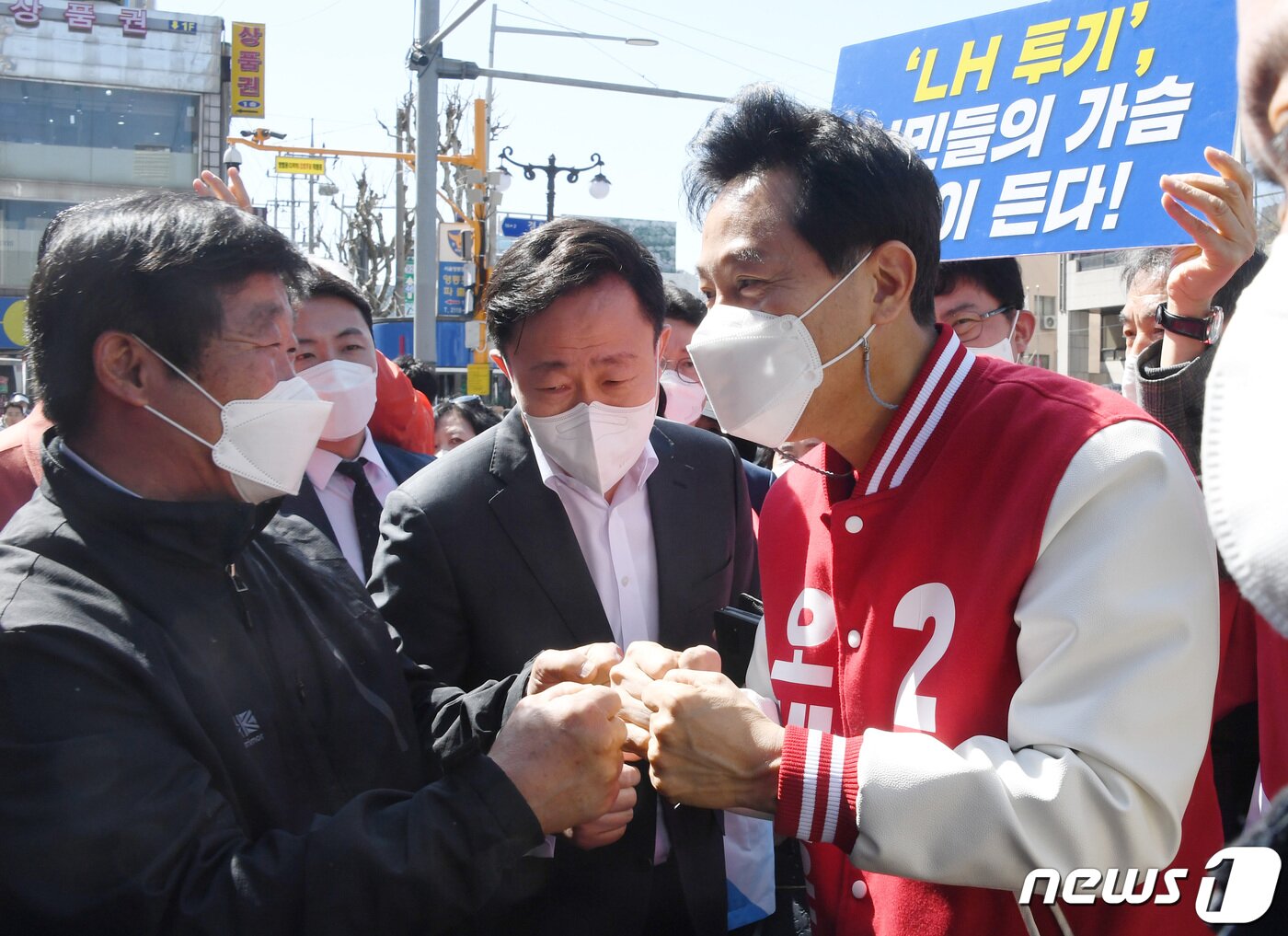 본문 이미지 - 오세훈 국민의힘 서울시장 후보가 30일 서울 영등포구 영등포역 광장에서 열린 유세에서 시민들과 인사를 나누고 있다. 2021.3.30/뉴스1 ⓒ News1 국회사진취재단