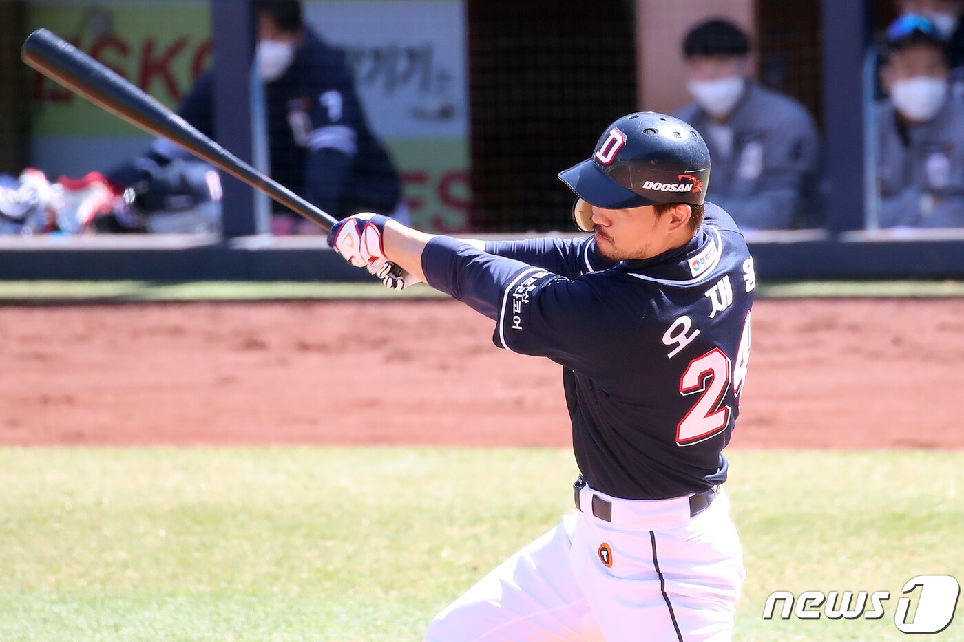 본문 이미지 - 30일 오후 대구 삼성라이온즈파크에서 열린 2021 KBO리그 시범경기 삼성 라이온즈와 두산 베어스의 경기, 4회초 무사 2,3루상황 두산 7번타자 오재원이 우익수 앞 1타점 적시타를 날리고 있다. 2021.3.30/뉴스1 ⓒ News1 공정식 기자