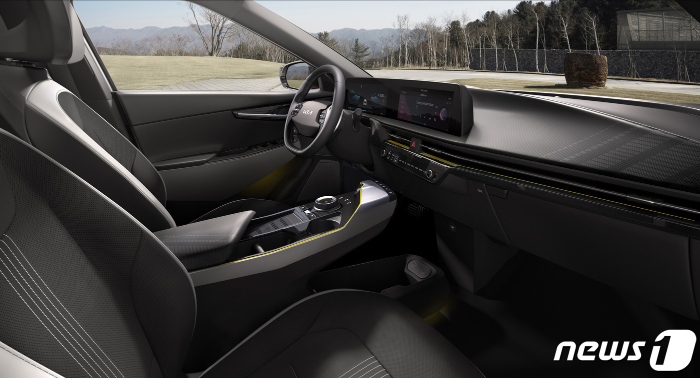 (서울=뉴스1) = 기아가 전용 전기차 EV 시리즈의 첫 모델 'EV6'를 디지털 월드프리미어 행사를 통해 30일 공개했다. 기아는 ▲스탠다드 ▲롱 레인지 ▲GT-Line 모델을 …