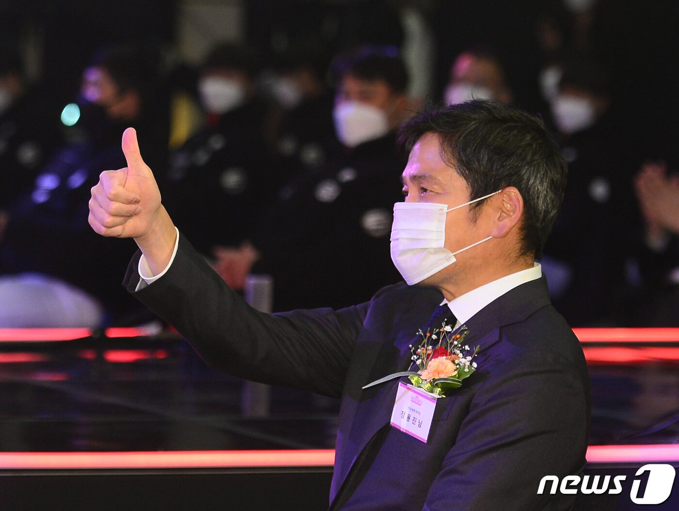 본문 이미지 - 정용진 SSG 구단주가 지난 3월 30일 서울 웨스틴조선호텔 그랜드볼룸에서 열린 'SSG 랜더스' 창단식에서 선수들에게 엄지를 들어보이고 있다. 2021.3.30/뉴스1 ⓒ News1 이성철 기자