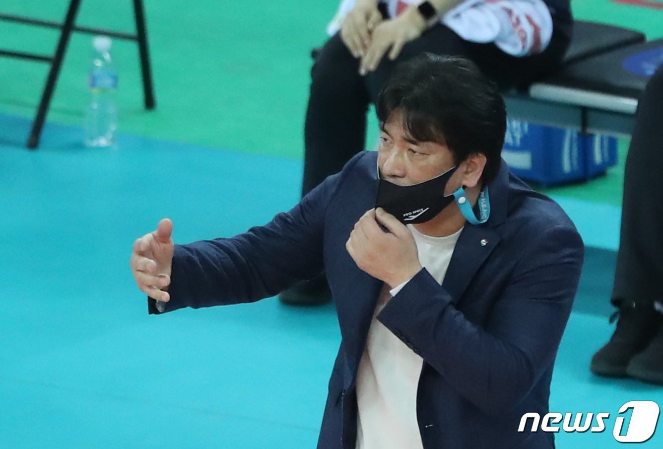 (인천=뉴스1) 이재명 기자 = 30일 오후 인천 계양체육관에서 열린 프로배구 여자부 '2020-2021 도드람 V-리그' 챔피언결정전 3차전 GS칼텍스와 흥국생명의 경기에서 차상 …
