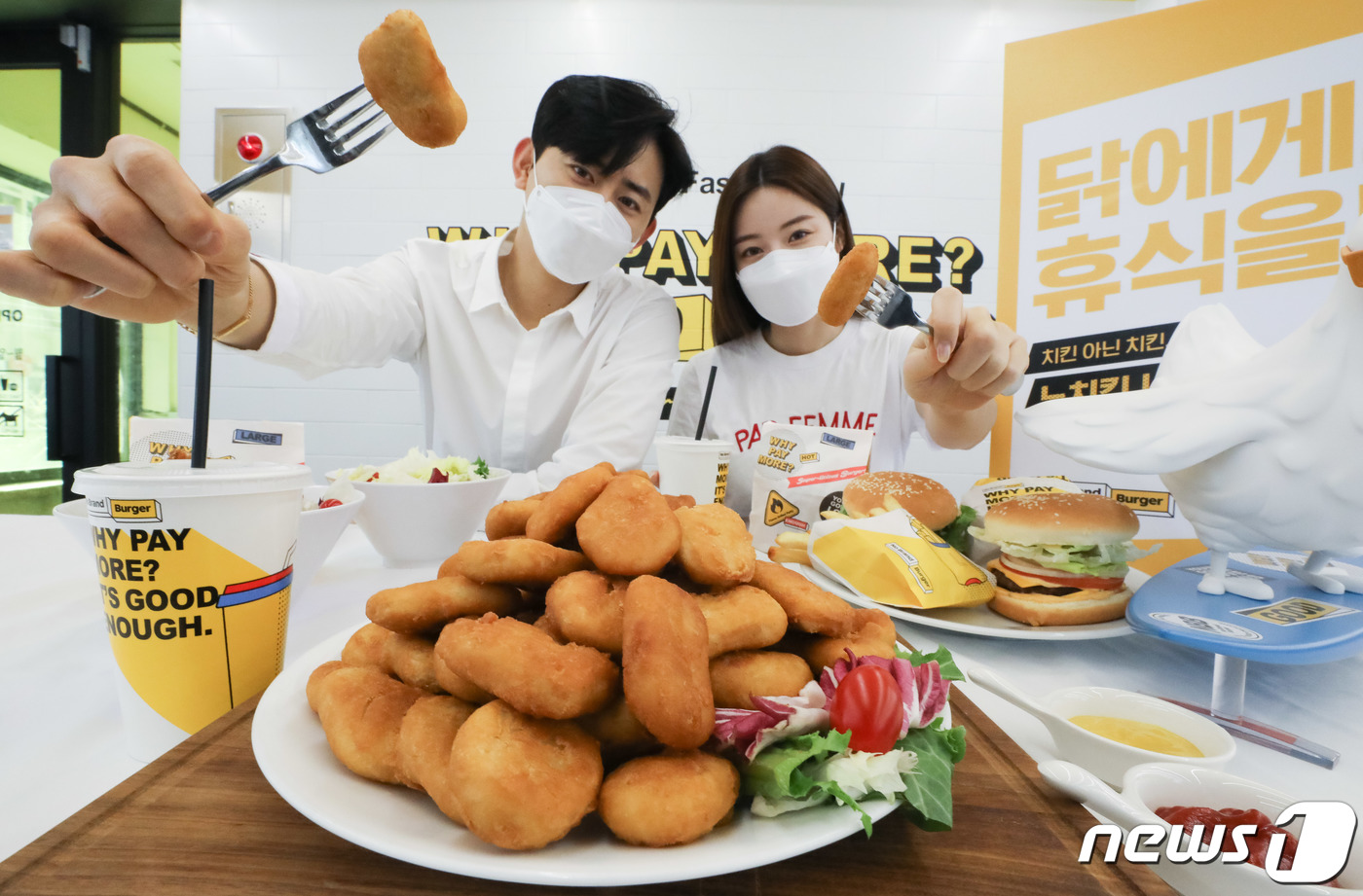 (서울=뉴스1) 이재명 기자 = 31일 오전 서울 중구 노브랜드 버거 서울시청점에서 모델들이 대체육으로 만든 '노치킨 너겟'을 선보이고 있다.노브랜드 버거의 노치킨 너겟은 영국 대 …