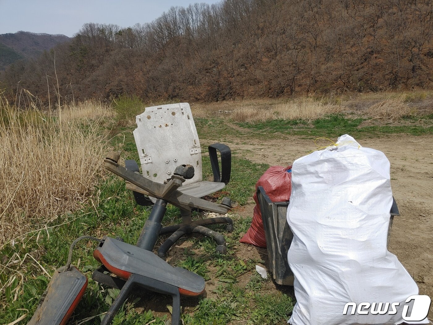 본문 이미지 - 충북 옥천의 서화천변에 불법 투기한 생활쓰레기. ⓒ 뉴스1