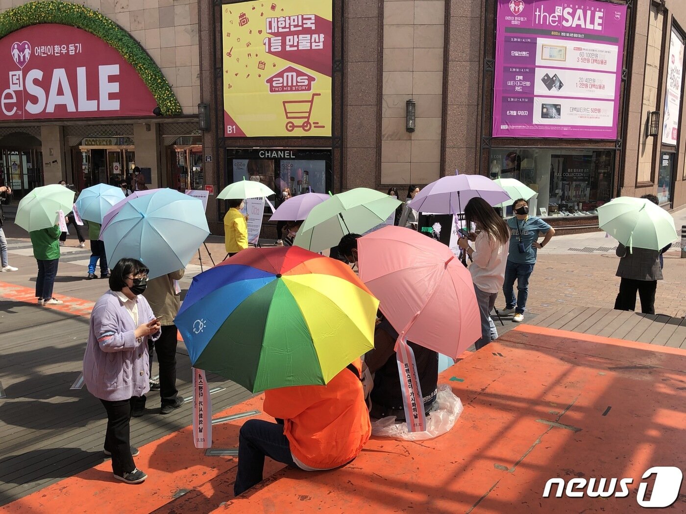 본문 이미지 - 무지개인권연대와 대구경북차별금지법제정연대, 정의당 대구시당 등이 '국제 트랜스젠더 가시화의 날'인 31일 대구 동성로 대구백화점 앞 광장에서 성소수자에 대한 연대와 지지를 보낸다는 의미로 밝은색 색상의 우산을 드는 공동행동을 하고 있다. 2021.3.31 /뉴스1 ⓒ News1 남승렬 기자
