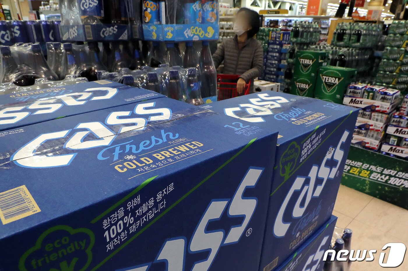 본문 이미지 - 연초부터 계속된 먹거리 가격 인상이 4월에도 이어지고 있는 가운데 맥줏값과 막걸리 가격도 인상된다. 지난 3월 맥주와 탁주에 물가지수를 반영한 세율조정을 골자로 하는 세법 개정 후속 시행령 개정안이 시행되며 맥주와 탁주 1ℓ당 각각 4.1원, 0.2원 세금이 인상됐다. 이에 오비맥주는 1일 &Delta;카스프레시 &Delta;카스라이트 &Delta;오비라거 &Delta;카프리 등의 330㎖ 병 제품과 생맥주(케그·20ℓ), 페트(1ℓ, 1.6ℓ) 의 가격을 일괄 1.36% 인상한다. 사진은 31일 서울 시내의 한 대형마트에 맥주가 진열돼 있다. 2021.3.31/뉴스1 ⓒ News1 이동해 기자