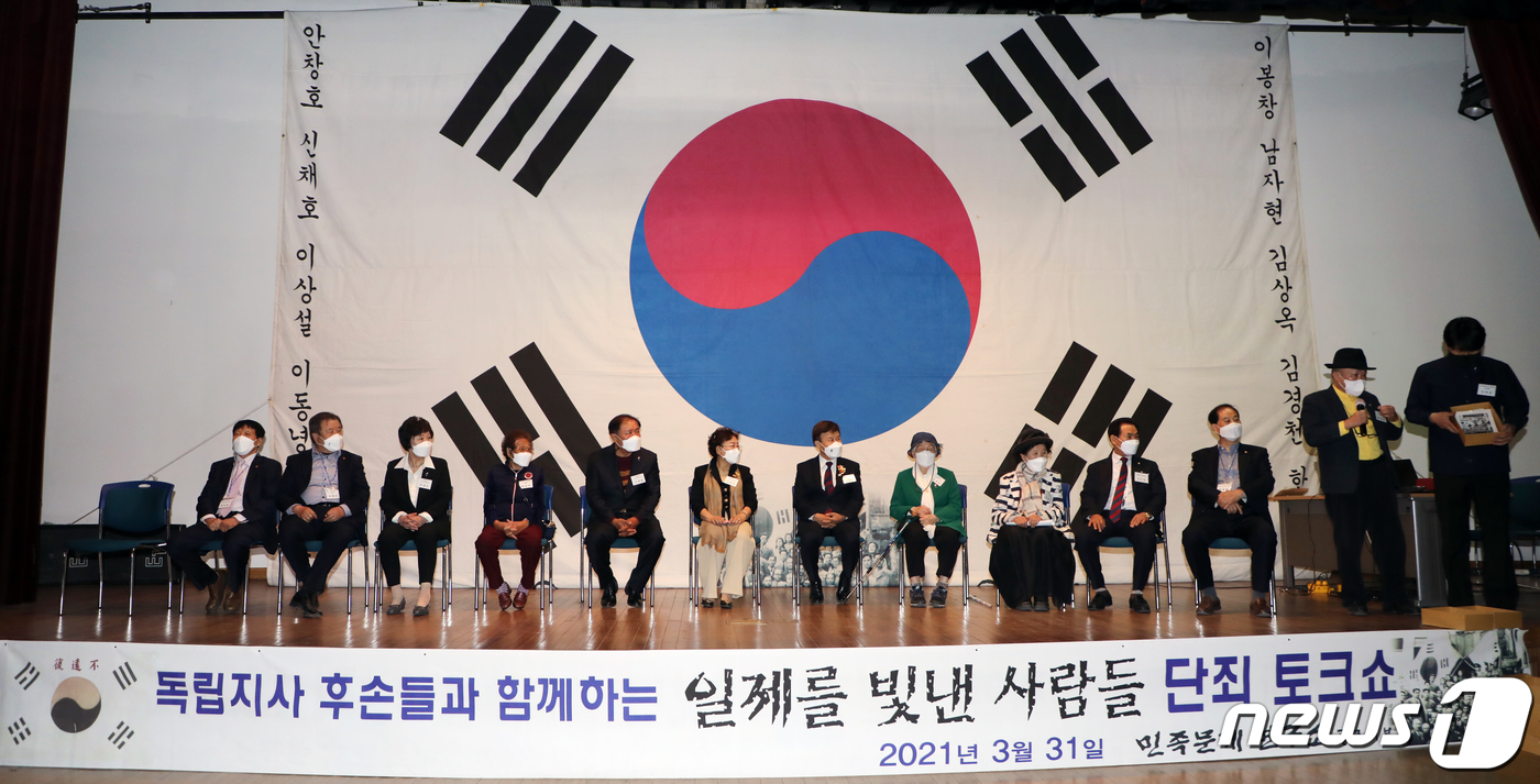 (광주=뉴스1) 이수민 기자 = 제13회 광주비엔날레 개막을 하루 앞둔 31일 광주 북구 용봉동 광주시립미술관에서 민족문제연구소가 이상호 작가를 초대해 기자간담회를 개최하고 있다. …