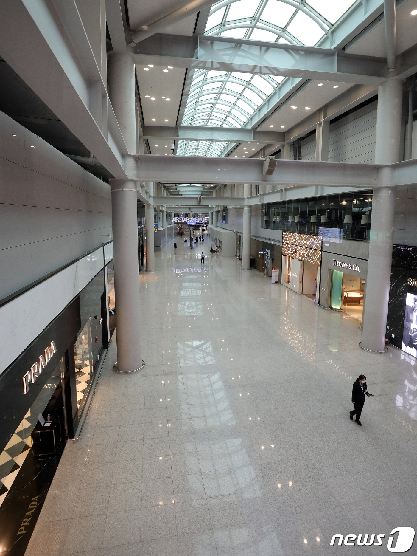 (인천공항=뉴스1) 김진환 기자 = 4일 오전 인천국제공항 제1터미널 면세점이 한산한 모습을 보이고 있다.롯데와 신라면세점의 영업 종료로 대규모 공실이 예상됐던 인천국제공항 제1여 …