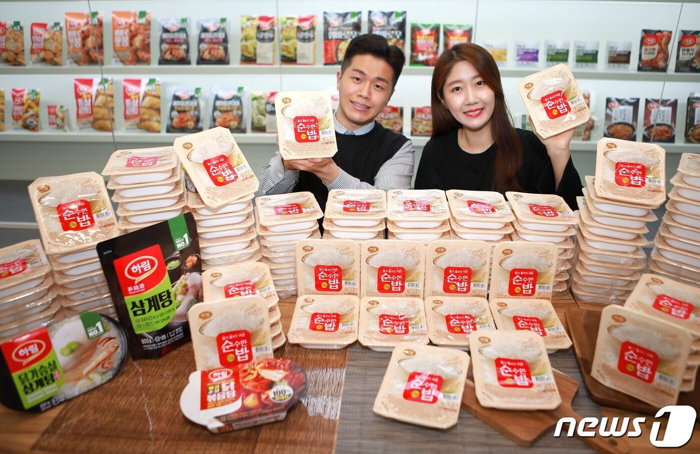 본문 이미지 - 하림이 100% 쌀과 물만으로 지은 차별화된 ‘하림 순밥(순수한 밥)’을 편의점 등에 론칭하고 프리미엄 즉석밥 시장에 진출했다. 사진은 론칭한 하림 순밥(하림 제공)2021.3.4/뉴스1