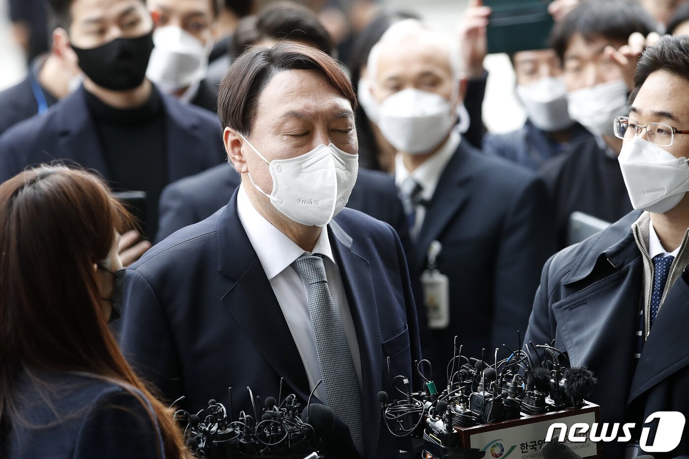 본문 이미지 - 윤석열 검찰총장이 지난 3월4일 오후 서울 서초구 대검찰청 현관에서 총장직 사퇴 의사를 발표하고 있는 모습.  2021.3.4/뉴스1 ⓒ News1 이승배 기자