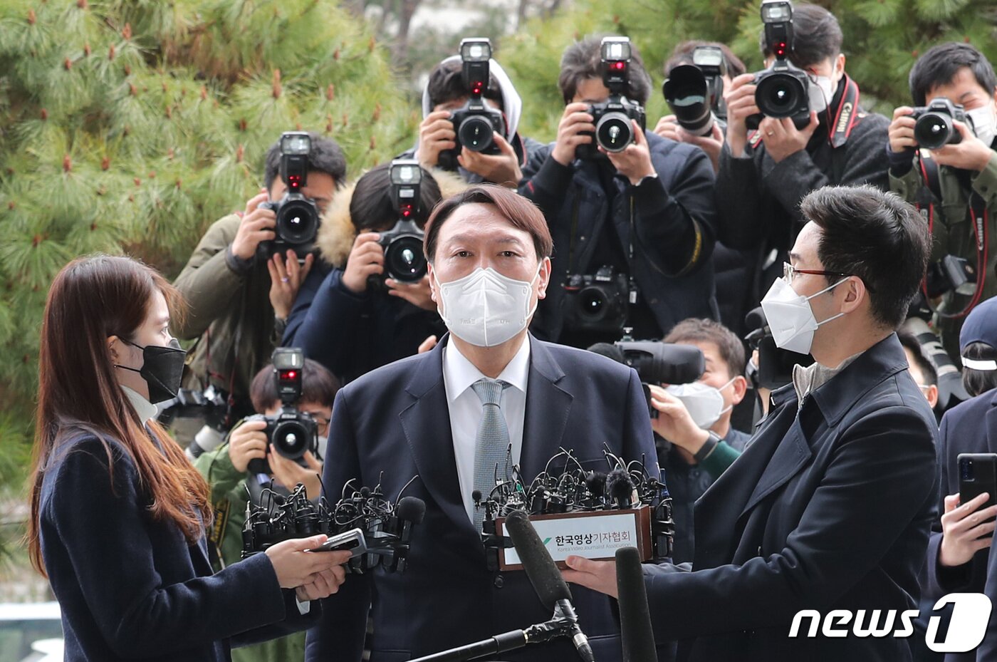 본문 이미지 - 지난해 3월 4일 윤석열 당시 검찰총장이 서울 서초구 대검찰청 현관에서 총장직 사퇴 의사를 발표하고 있다. 2021.3.4/뉴스1 ⓒ News1 박지혜 기자