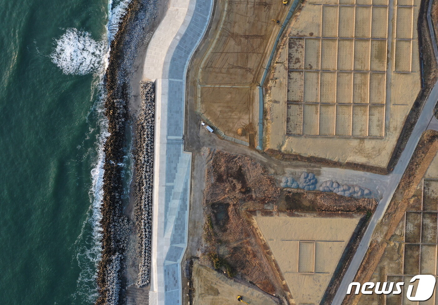 본문 이미지 - 후쿠시마현 나미에시에 건설 중인 방파제 공사 현장의 2021년 2월 21일 항공 사진. ⓒ 로이터=뉴스1 