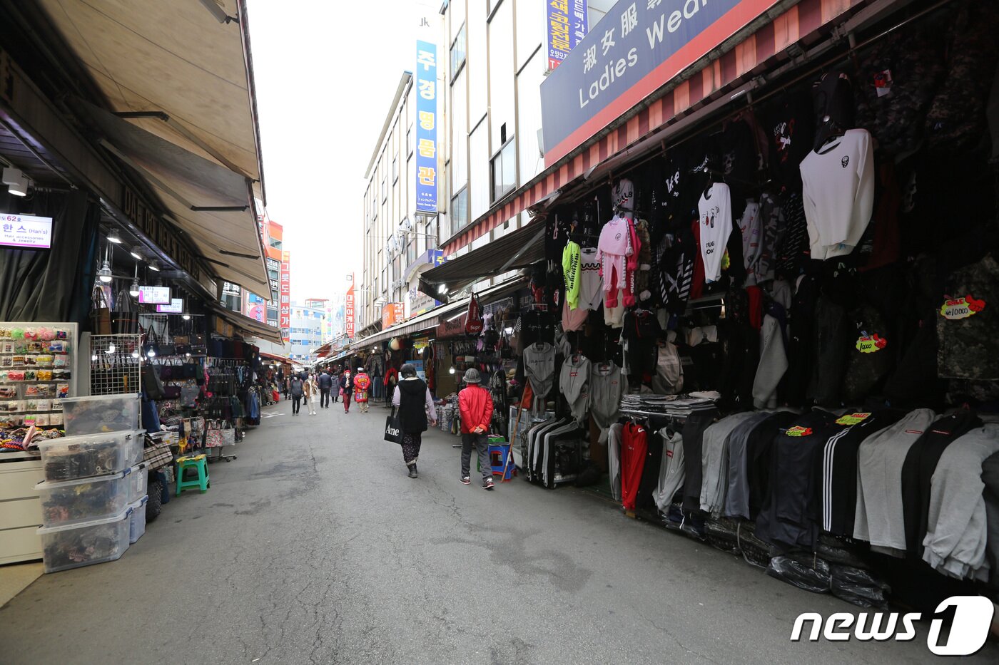 본문 이미지 - 코로나19 여파 등으로 한산한 서울 남대문시장의 모습.  /뉴스1DB
