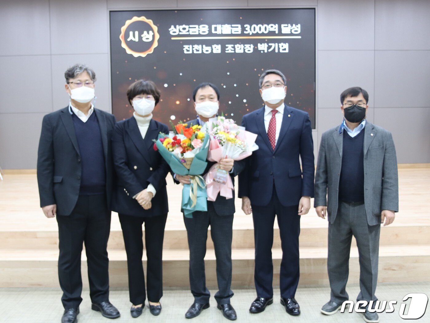 본문 이미지 - 충북농협 지역본부는 4일 대회의실에서 진천농협에 상호금융대출금 3000억원 달성탑을 수여했다.ⓒ 뉴스1