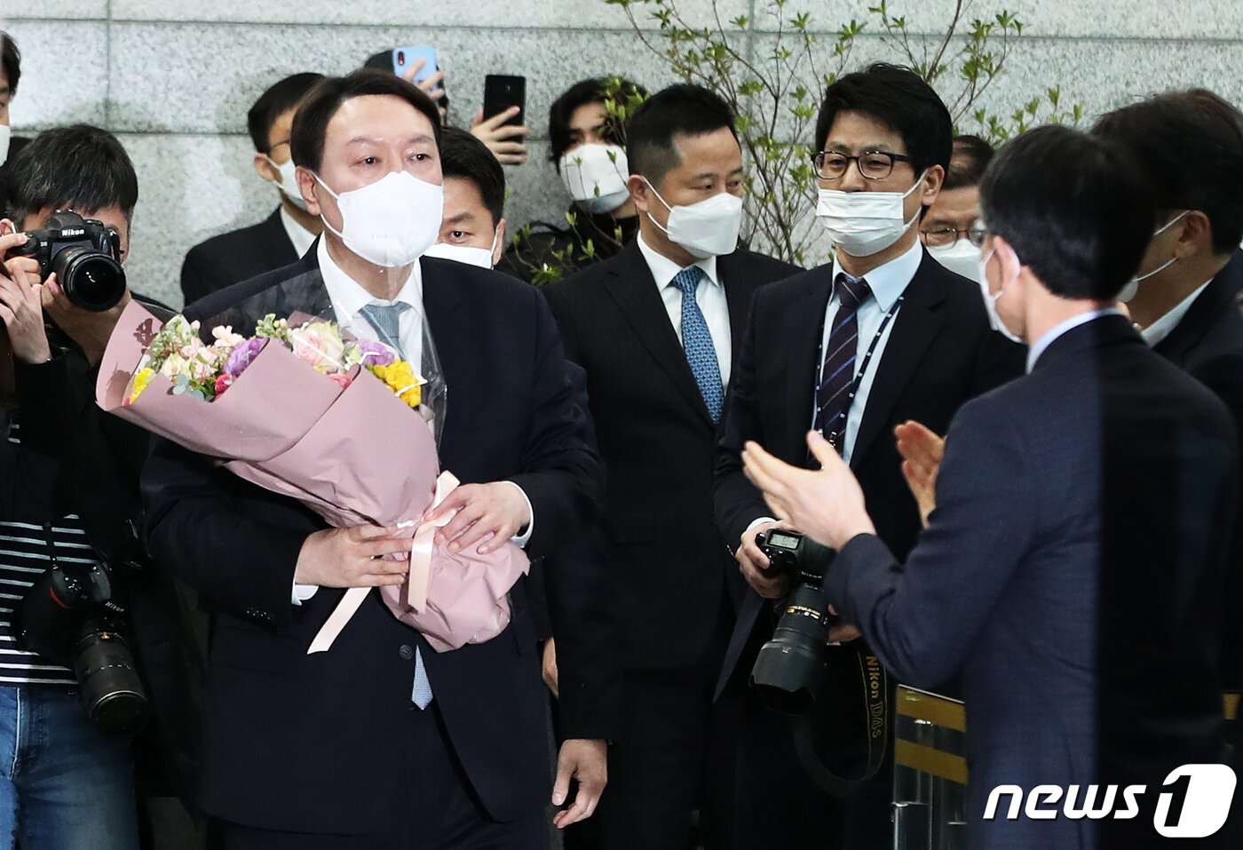 본문 이미지 - 임기를 4개월 여 남기고 물러나는 윤석열 검찰총장이 4일 오후 서울 서초구 대검찰청 현관에서 열린 퇴임식을 마친 후 꽃다발을 들고 청사를 나서고 있다. 2021.3.4/뉴스1 ⓒ News1 오대일 기자
